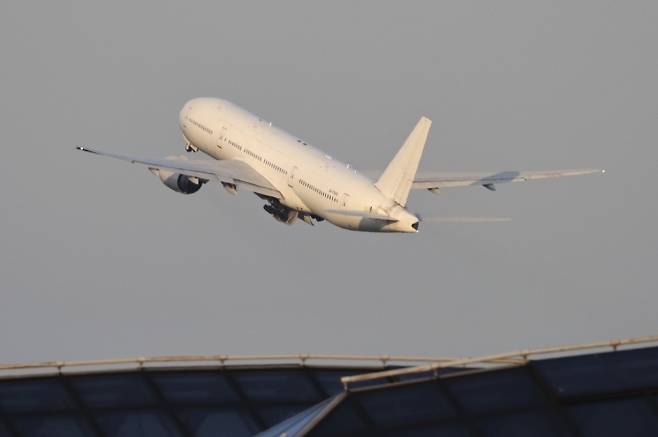 모스크바에서 첫 이륙하는 평양행 직항 여객기 - 러시아가 모스크바-평양 직항 여객기 운항을 시작한 가운데 27일(현지 시간) 모스크바 외곽 셰레메티예보 국제공항에서 북한 평양행 노드윈드항공 소속 보잉 777-200ER 여객기가 이륙하고 있다. 2025.7.28 모스크바 AP 뉴시스