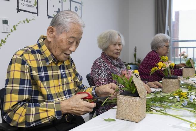 내 집에서 즐기는 꽃꽂이 - 대전 대덕구 케어안심주택 ‘늘봄채’에 입주한 어르신들이 건물 내 방문의료지원센터에서 꽃꽂이를 배우고 있다. 보건복지부 제공