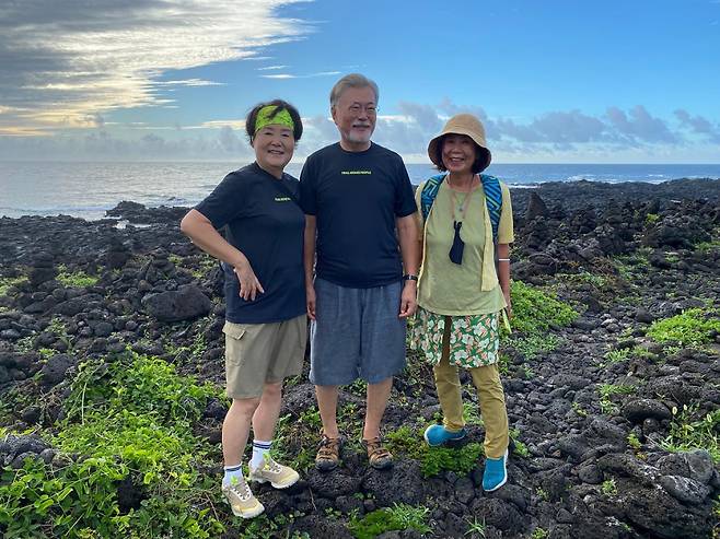 서명숙 제주올레 이사장이 2022년 8월3일 문재인 전 대통령 부부와 제주올레길에서 기념 촬영하고 있다. ⓒ제주올레 페이스북