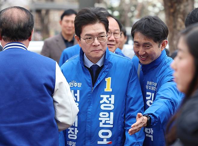 정원오 더불어민주당 서울시장 예비후보가 3월31일 서울 동대문구 장안벚꽃로 일대에서 시민들을 만나기 위해 이동하고 있다. ⓒ 연합뉴스