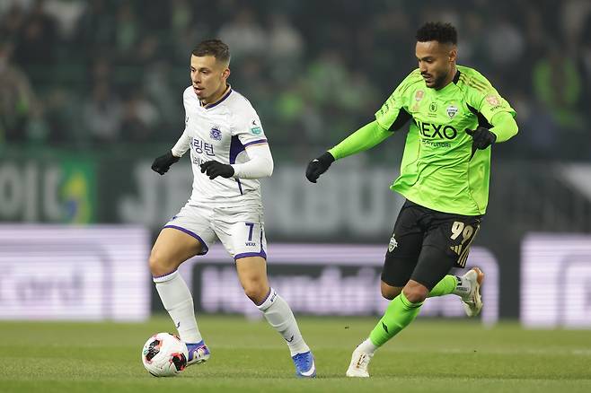 안양은 비시즌 모따(오른쪽)가 전북으로 이적한 뒤 최전방 자리의 공백을 메우기 위해 마테우스(왼쪽)를 중심으로 공격진을 재편했지만 아직 큰 효과를 보지 못하고 있다. 사진제공│한국프로축구연맹