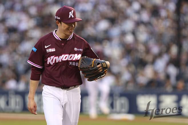 키움 배동현이 7일 잠실구장서 열린 두산전에서 이닝을 마친 뒤 덕아웃으로 향하고 있다. 사진제공|키움 히어로즈