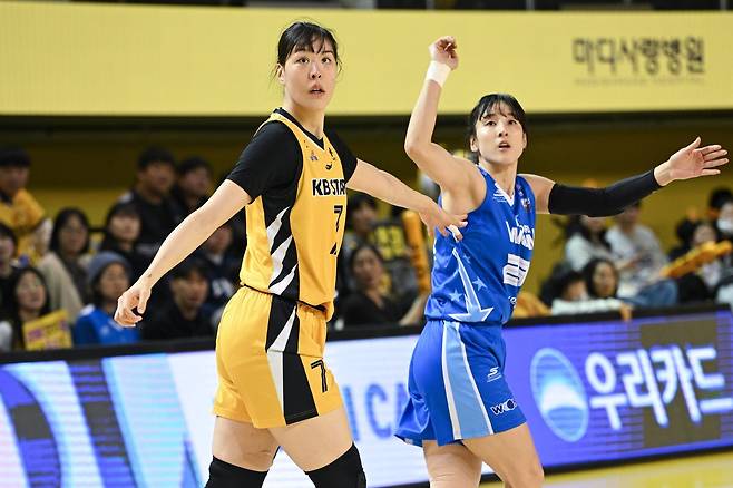 KB스타즈 박지수(왼쪽), 우리은행 김단비는 8일 청주KB스타즈챔피언스파크서 시작하는 PO서 팀의 중심을 잡아야 한다.