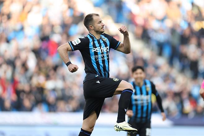 인천 무고사가 5일 인천축구전용경기장에서 열린 김천과 K리그1 6라운드 홈경기서 득점포를 가동한 뒤 환호하고 있다. 사진제공｜한국프로축구연맹