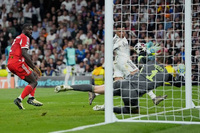 7일, 스페인 마드리드에서 열린 레알 마드리드와 바이에른 뮌헨의 챔피언스 리그 8강 1차전 축구 경기에서 레알 마드리드의 킬리안 음바페가 팀의 첫 골을 넣고있다. AP연합뉴스