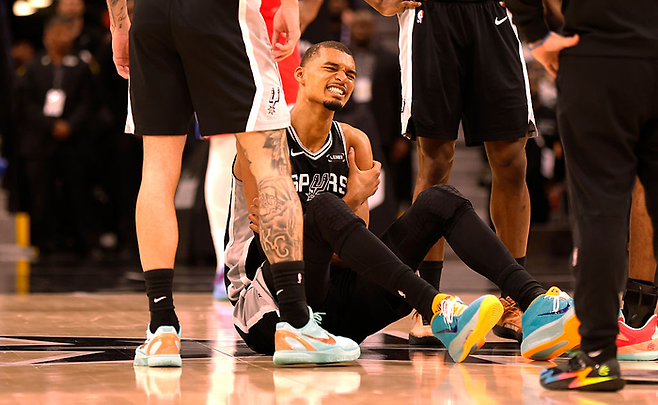 샌안토니오 빅터 웸반야마가 7일 필라델피아전에서 2쿼터 도중 쓰러진 뒤 고통을 호소하고 있다. Getty Images코리아