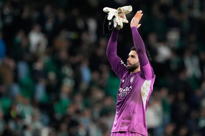 아스널 골키퍼 다비드 라야가 8일 유럽챔피언스리그 8강 1차전에서 스포르팅을 꺾은 뒤 팬에게 인사하고 있다. AP연합뉴스