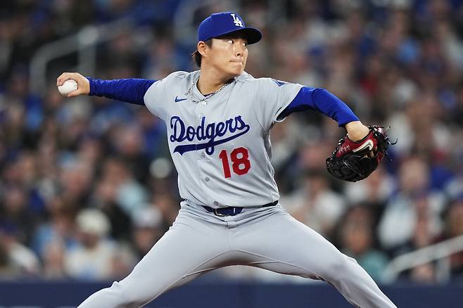 LA 다저스 야마모토 요시노부가 8일 토론토전에 선발 등판, 역투하고 있다. AP연합뉴스