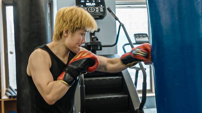 신보미레가 인천 서구 신길권투체육관 원당점에서 샌드백을 치고 있다. 노사이드 제공