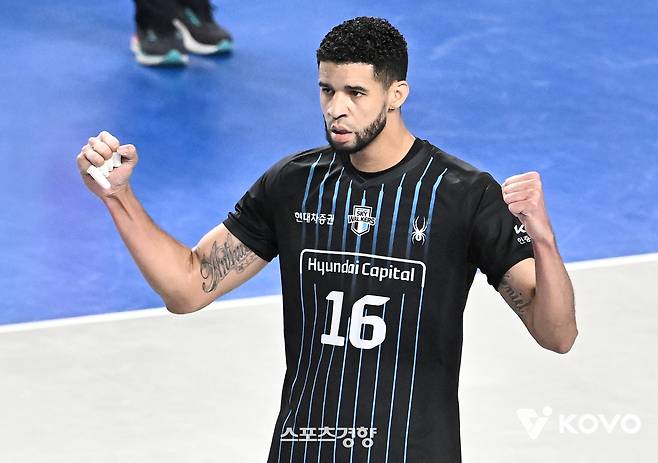 현대캐피탈 레오가 8일 천안 유관순체육관에서 열린 2025~2026 프로배구 V리그 남자부 챔피언결정전(5전3승제) 4차전에서 공격을 성공시킨 뒤 환호하고 있다. KOVO 제공