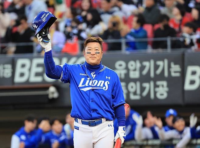 ▲ KIA 타이거즈 팬들에게 인사 중인 삼성 라이온즈 최형우 ⓒ연합뉴스