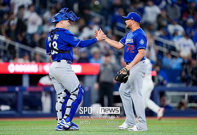 ▲ 다저스 포수 달튼 러싱과 미겔 로하스.