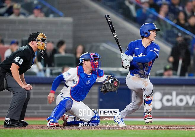 ▲ 타격하는 김혜성. 김혜성은 6일 워싱턴 내셔널스와 경기를 앞두고 무키 베츠의 빈자리를 채우기 위해 콜업됐다. 7일 토론토 블루제이스와 경기에서는 유격수로 선발 출전해 '서커스 캐치'와 4타수 2안타로 공수 양쪽에서 활약했다.
