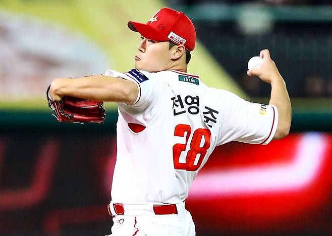 ▲ 당장 SSG 필승조에 편입될 기세인 전영준은 장기적으로는 선발로도 관심을 모으고 있는 선수다 ⓒSSG랜더스