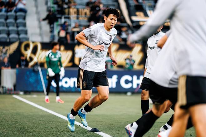 ▲ 손흥민은 이날 선발 명단에 이름을 올리며 팀 공격의 선봉에 선다. 비록 골 소식은 잠잠하지만, 직전 경기에서 보여준 도움 해트트릭 이상의 경이로운 조력 능력을 발판 삼아 이번엔 직접 골망을 흔들었다. ⓒLAFC