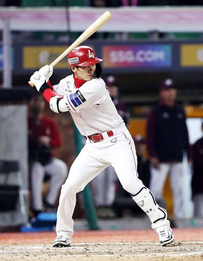 ▲ 시즌 초반 타격에서 좋은 활약을 했던 안상현은 정작 주전 2루 자리에 들어오자 시원한 경기력을 보여주지 못했다 ⓒSSG랜더스