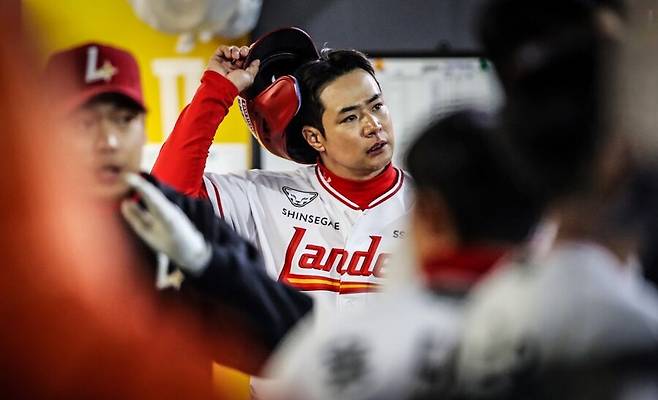 ▲ 시즌 타율 1할도 버거운 모습을 보이며 팀의 기대치에 부응하지 못하고 있는 김재환 ⓒSSG랜더스