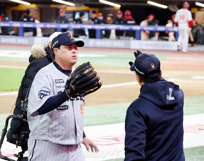 한화 이글스 류현진(왼쪽)이 7일 인천 SSG랜더스필드에서 열린 2026 신한 SOL KBO리그 SSG 랜더스와 방문경기에 선발 등판해 5회를 실점 없이 마치고 코칭스태프의 환영을 받으며 더그아웃으로 향하고 있다. /사진=강영조 선임기자