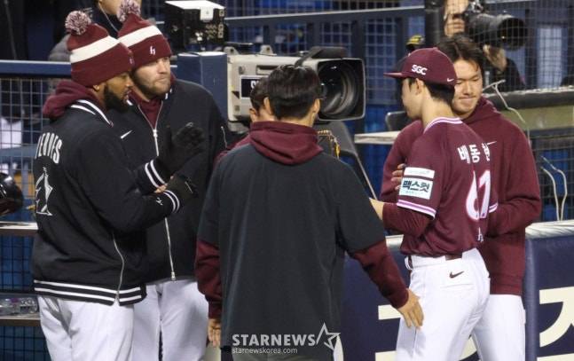 배동현(오른쪽)이 7일 두산전 6회 교체되면서 동료들의 환영을 받고 있다. /사진=김진경 대기자