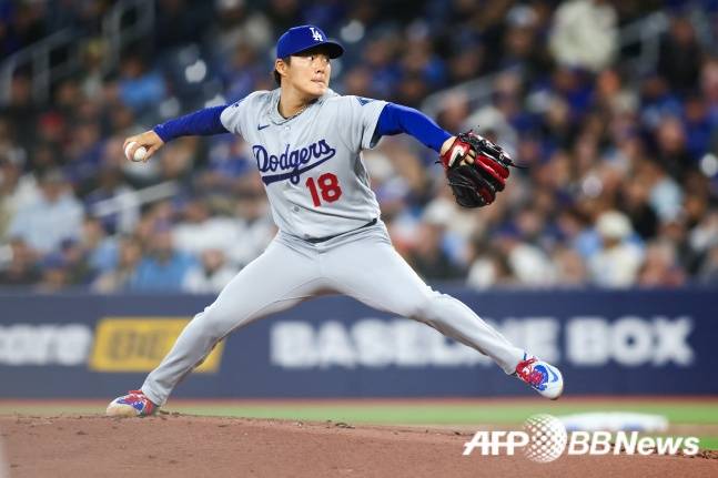 LA 다저스 야마모토 요시노부가 8일(한국시간) 캐나다 온타리오주 토론토의 로저스센터에서 열린 2026 미국 메이저리그 프로야구(MLB) 정규시즌 방문경기에서 역투하고 있다. /AFPBBNews=뉴스1
