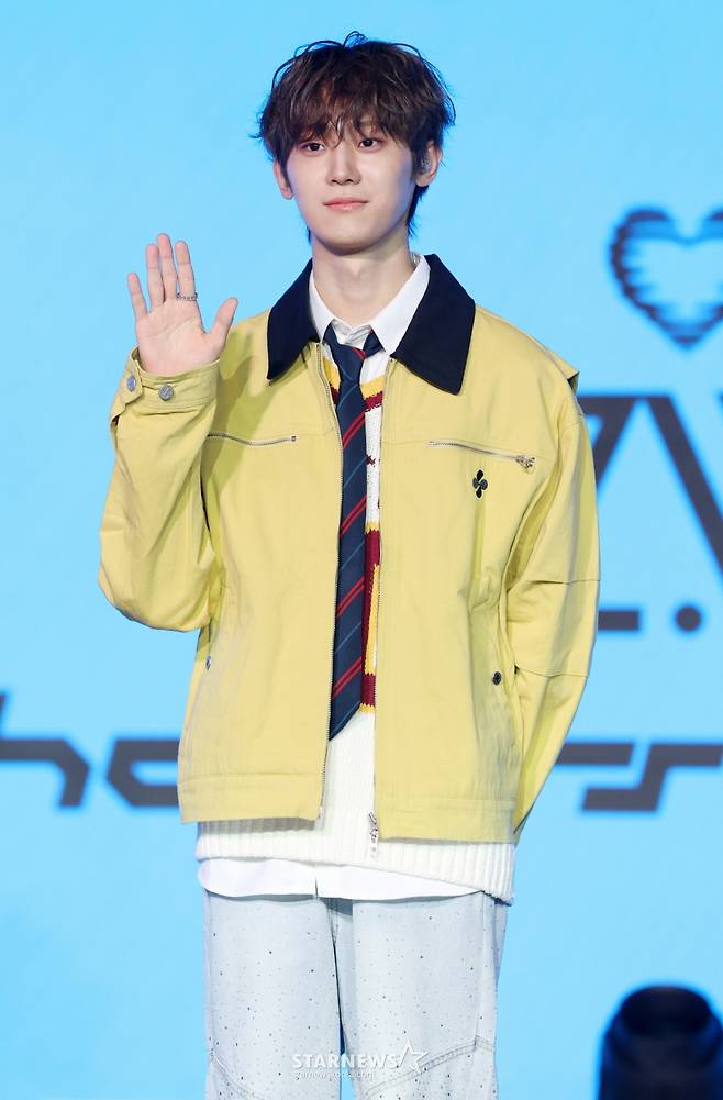 그룹 하츠웨이브 윤영준이 8일 서울 마포구 문화비축기지에서 진행된 첫 번째 미니앨범 'The First Wave' 발매 기념 쇼케이스에서 포즈를 취하고 있다. /2026.04.08 /사진=김휘선 hwijpg@