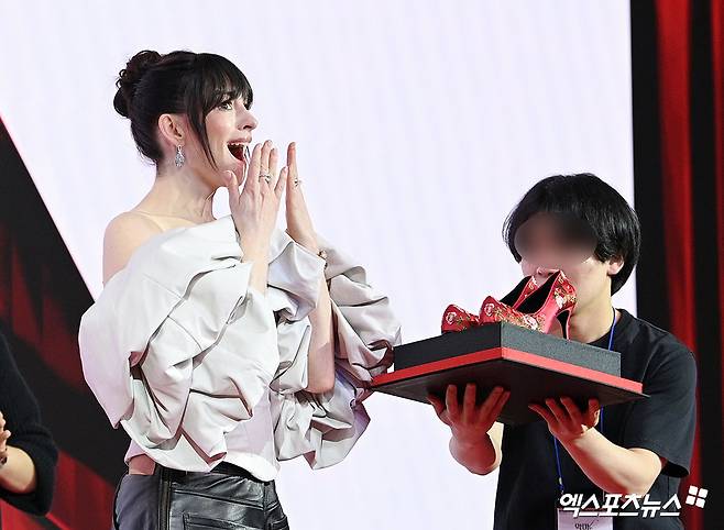 앤 해서웨이 깜짝 놀라게 한 '꽃신 선물'