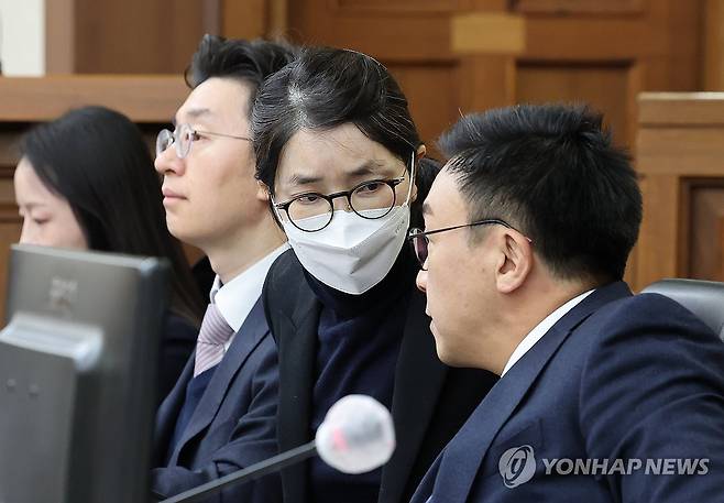 김건희, 결심 공판 출석 (서울=연합뉴스) 도이치모터스 주가조작과 명태균 공천개입, 통일교 청탁·뇌물 수수 의혹 혐의 등으로 구속기소 된 김건희 여사가 3일 서울 서초구 서울중앙지방법원에서 열린 자본시장법 위반 혐의 결심 공판에 출석, 변호인과 대화하고 있다. 2025.12.3 [사진공동취재단] photo@yna.co.kr