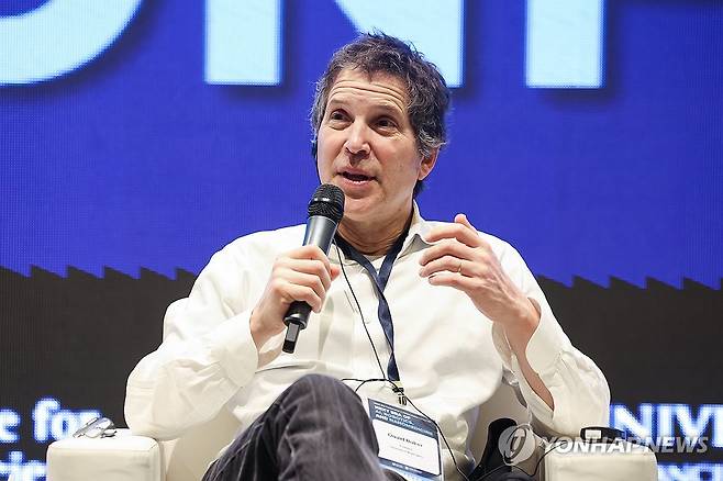 노벨화학상 데이비드 베이커 (서울=연합뉴스) 임화영 기자 = 2024년 노벨 화학상 수상자인 데이비드 베이커 미국 워싱턴대 교수가 6일 서울 서대문구 연세대학교에서 열린 기초과학연구원(IBS) 콘퍼런스 기자간담회에서 취재진의 질문에 답하고 있다. 2026.4.6 hwayoung7@yna.co.kr