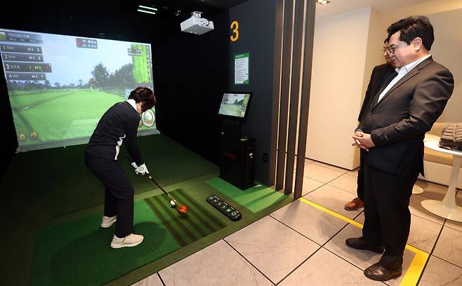 상도역 스크린파크골프 스테이션 개장 박일하 동작구청장이 지난 3일 상도역 스크린파크골프 스테이션을 방문해 주민의 이용 모습을 살펴보고 있다. [동작구 제공. 재판매 및 DB 금지]
