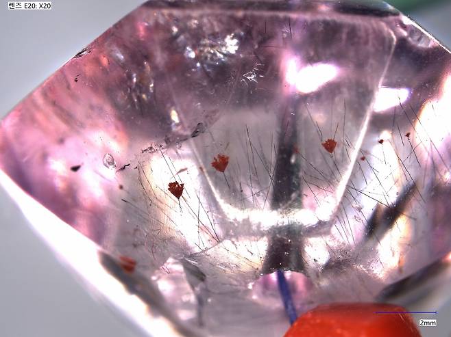자수정의 내부 불순물 투과현미경 20배율 [국립김해박물관 제공. 재판매 및 DB 금지]