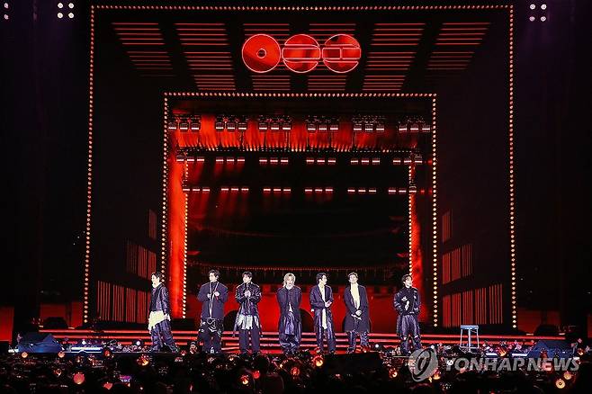 방탄소년단(BTS) 광화문광장 공연 (서울=연합뉴스) 그룹 방탄소년단(BTS)이 21일 서울 광화문 광장에서 정규 5집 '아리랑'(ARIRANG) 발매를 기념해 무료 공연 'BTS 컴백 라이브: 아리랑'(BTS THE COMEBACK LIVE｜ARIRANG)을 열고 있다. 2026.3.21 [빅히트 뮤직/넷플릭스 제공. 재판매 및 DB 금지] photo@yna.co.kr