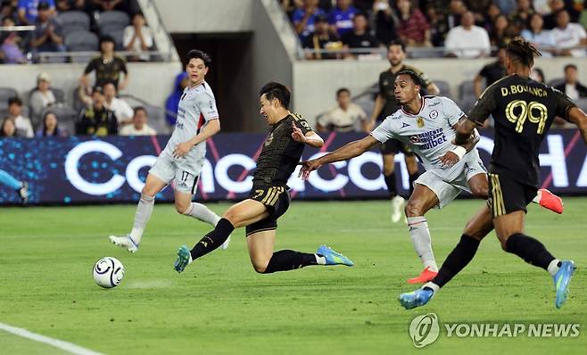 왼발 슈팅으로 득점을 터트리는 손흥민 [AFP=연합뉴스]