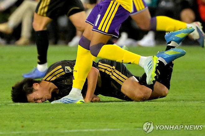 반칙을 당해 넘어진 손흥민 [Jayne Kamin-Oncea-Imagn Images=연합뉴스]