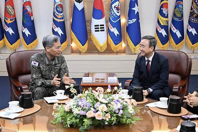 (오른쪽) 임문영 부위원장과 (왼쪽) 해군작전사령관 직무대리 곽광섭 중장이 해군·해병대 AX거점(부산) 활성화를 위한 간담회에서 논의하고 있다. [국가인공지능전략위원회 제공. 재판매 및 DB 금지]