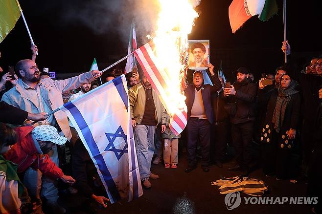시위 도중 미국과 이스라엘 국기 태우는 이란 친정부 세력 [EPA=연합뉴스. 재판매 및 DB 금지]