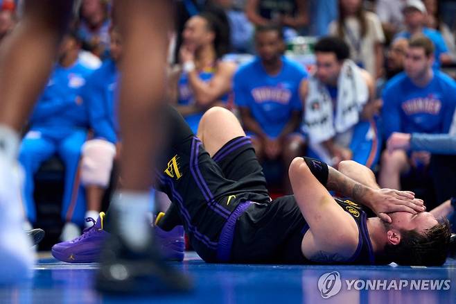 쓰러진 돈치치 [AFP=연합뉴스]