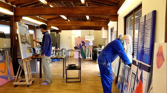 작업에 열중인 블랑댕과 르글리즈 (안동=연합뉴스) 이세영 기자 = 안동 하회마을 락고재에 있는 작업실에서 티모테 블랑댕(왼쪽)과 프레드릭 르글리즈가 작업에 열중하고 있다. 작업실에는 완성된 캔버스와 물감 냄새가 뒤섞여 있었다. 2026.3.31 seva@yna.co.kr