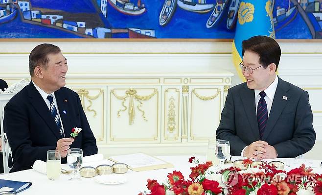 꽃을 든 이시바 전 총리 (서울=연합뉴스) 한상균 기자 = 이시바 시게루 전 일본 총리가 8일 청와대에서 열린 이재명 대통령과의 오찬에서 오찬장에 놓인 꽃을 들고 발언하고 있다. 2026.4.8 xyz@yna.co.kr