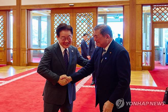 이재명 대통령과 이시바 전 총리 (서울=연합뉴스) 이재명 대통령이 8일 청와대에서 오찬에 참석하는 이시바 시게루 전 일본 총리와 악수하고 있다. 2026.4.8 [청와대 제공. 재판매 및 DB 금지] photo@yna.co.kr