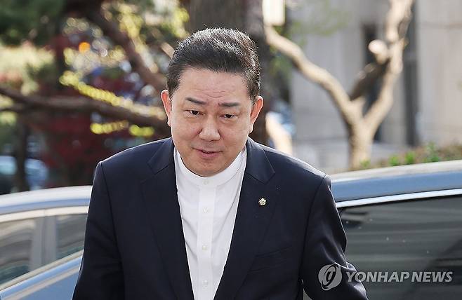 경찰 조사 출석하는 김병기 의원 (서울=연합뉴스) 이지은 기자 = 뇌물수수 의혹 등을 받는 무소속 김병기 의원이 8일 서울 마포구 서울경찰청 공공범죄수사대에 조사를 받기 위해 출석하고 있다. 2026.4.8 jieunlee@yna.co.kr