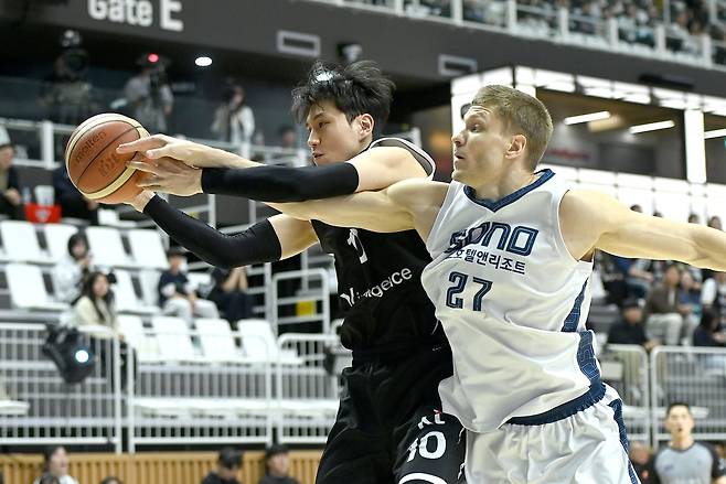 kt 문성곤, 소노 이기디우스의 경합 [KBL 제공. 재판매 및 DB 금지]
