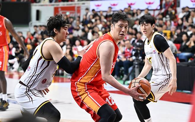 LG와의 은퇴경기에 출전한 함지훈(가운데) [KBL 제공. 재판매 및 DB 금지]