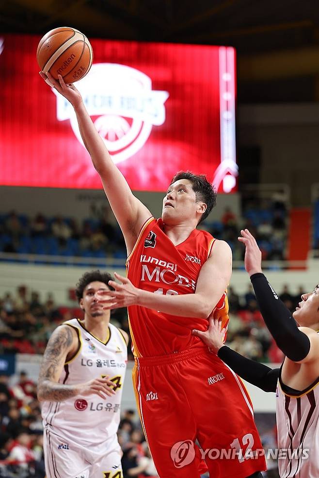 '골 넣는다' (울산=연합뉴스) 김용태 기자 = 8일 울산 동천체육관에서 열린 2025-2026 LG 전자 프로농구 울산 현대모비스와 창원 LG의 경기에서 현대모비스 함지훈이 레이업 슛하고 있다. 2026.4.8 yongtae@yna.co.kr