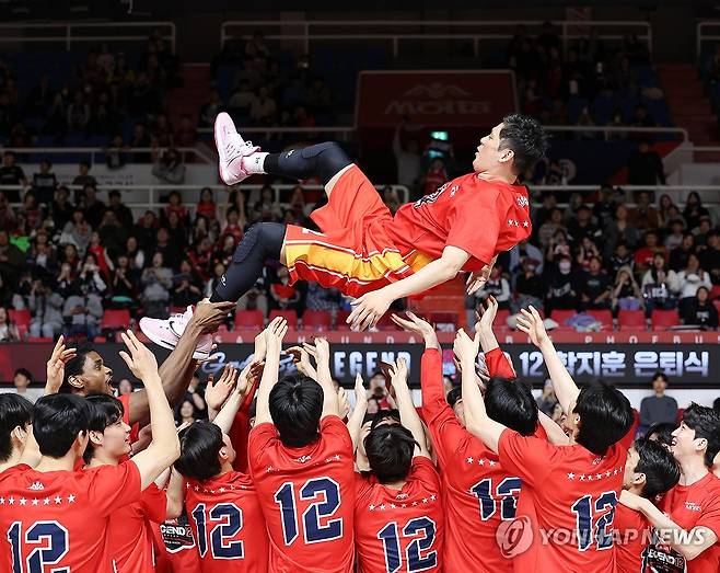 굿바이, 함지훈 (울산=연합뉴스) 김용태 기자 = 프로농구 울산 현대모비스의 함지훈이 8일 울산 동천체육관에서 창원 LG와의 경기 후 열린 자신의 은퇴식에서 팀 동료들에게 헹가래를 받고 있다. 2026.4.8 yongtae@yna.co.kr