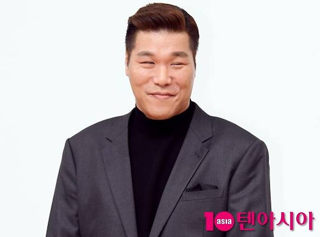 방송인 서장훈이 포즈를 취하고 있다 / 사진=텐아시아 DB