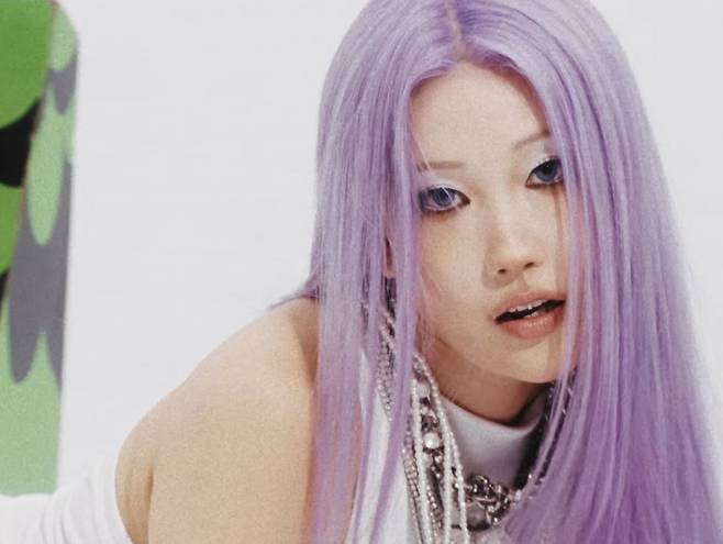 메이크업 아티스트 이사배가 솔로 아티스트 선미의 비주얼에 청하가 떠오르는 청아한 음색을 자랑해 모두를 놀라게 만들었다.
사진=메이크업 아티스트 이사배 싱글 'SPECTRUM'(스펙트럼) MV 캡처