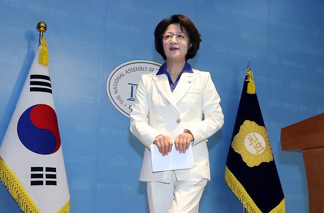 ▲ 6·3 지방선거 더불어민주당 경기도지사 후보로 확정된 추미애 의원이 8일 국회 소통관에서 기자회견을 마친 뒤 나오고 있다. /연합뉴스
