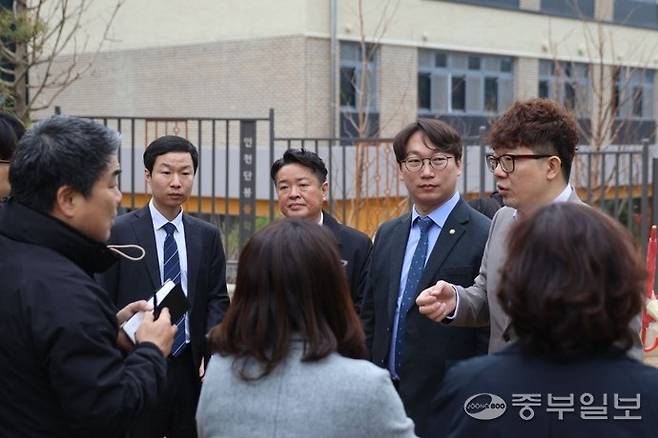 송승환 서구의회 의장과 모경종 국회의원, 김남원·이영철 서구의원이 단봉중학교 통학로 현장 점검을 하고 있다. 사진=이영철