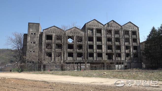 지난 8일 남양주시 북한강 관광지에 32년동안 공사가 중단된 채 방치되고 있는 건물을 가까이서 보자 흉물스러운 모습이다. 배상일 기자