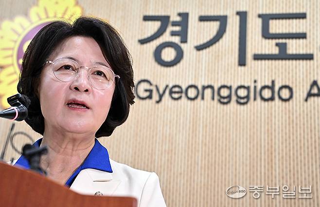 더불어민주당 추미애 경기도지사 후보가 지난 8일 오전 수원시 경기도의회에서 열린 기자회견에서 취재진 질문에 답하고 있다. 김경민기자